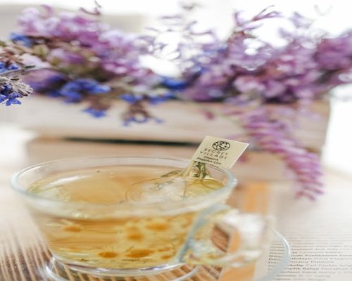 Secangkir teh herbal untuk relaksasi