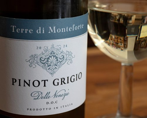 Seseorang melakukan peregangan ringan di kursi kantor